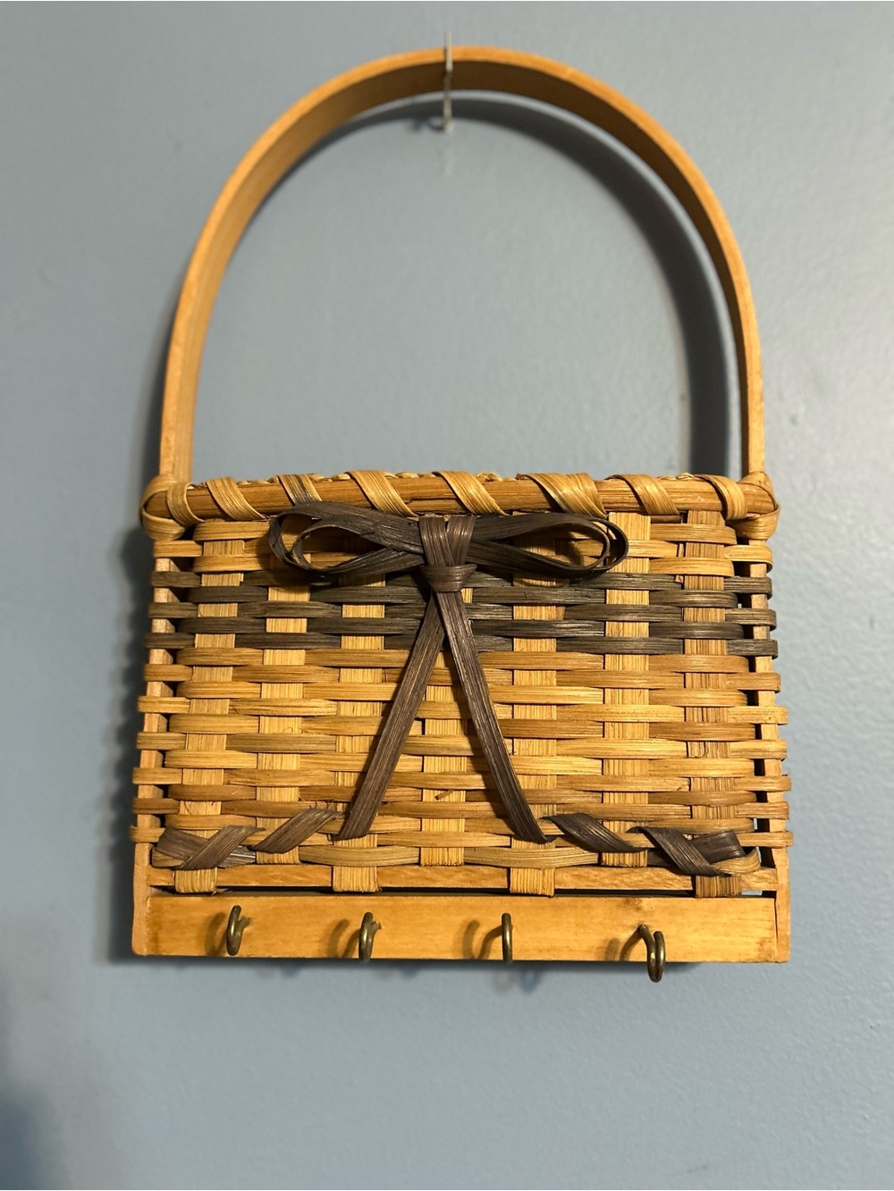 Vintage Cottage Core Rattan Bow Accent Basket in Natural Brown with key hooks